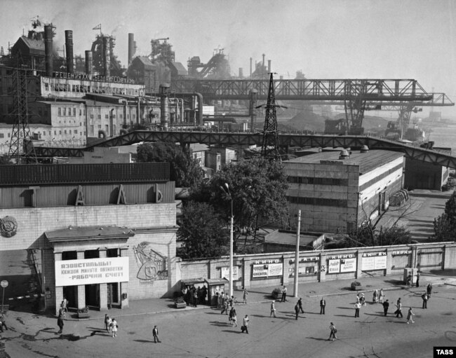 Një fotografi e realizuar më 1978 që paraqet hyrjen e fabrikës Azovstal.