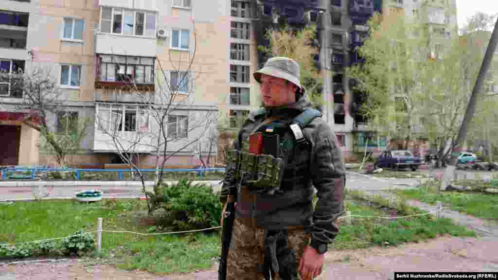 Український військовий патрулює вулиці в Сєвєродонецьку поблизу лінії фронту, 16 квітня 2022 року