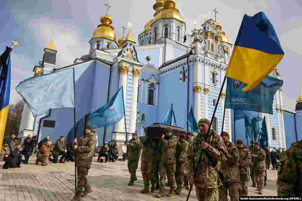 &laquo;І Василь, і Роман не могли не піти боронити країну вже під час широкомасштабного вторгнення. Це справді великий біль для Світлани, для Тараса, двоє синів, двоє героїв, які загинули за нашу свободу, за нашу цілісність. Це дуже боляче&raquo;, &ndash; сказав кореспонденту Радіо Свобода колишній міністр культури Євген Нищук