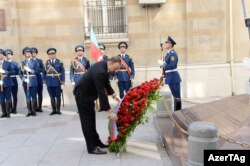 Prezident İlham Əliyev Bakıda Azərbaycan Xalq Cümhuriyyətinin şərəfinə ucaldılmış abidəni ziyarət edərkən - 27 may 2014