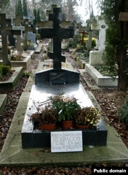 Могила Виктора Некрасова на кладбище Сент-Женевьев-де-Буа