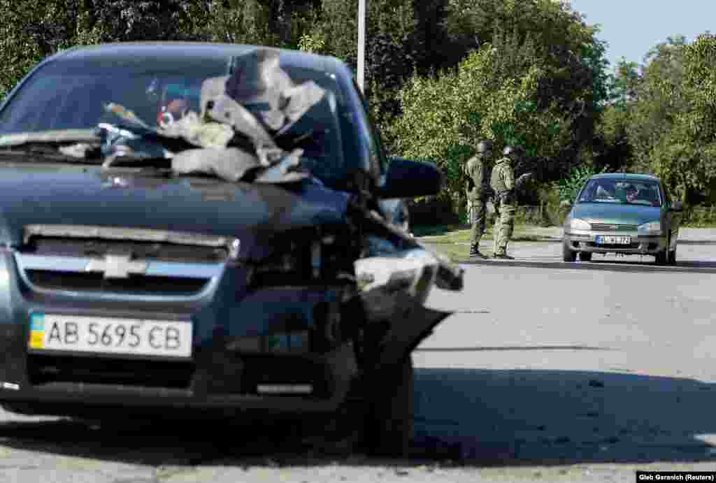 Maşină distrusă de un obuz, găsită de patrula Gărzii Naţionale