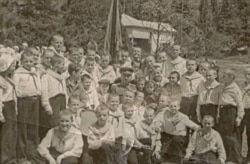 Станислав Шушкевич (вверху слева) с Семеном Буденным. Артек. 1946 г.