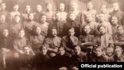 Члены Хәрби Шуро, декабрь 1917-го - январь 1918 гг. Сидят во втором ряду справа налево: военный мулла М.Халиков (второй справа), У.Токумбетов (третий), И.Алкин (четвертый).