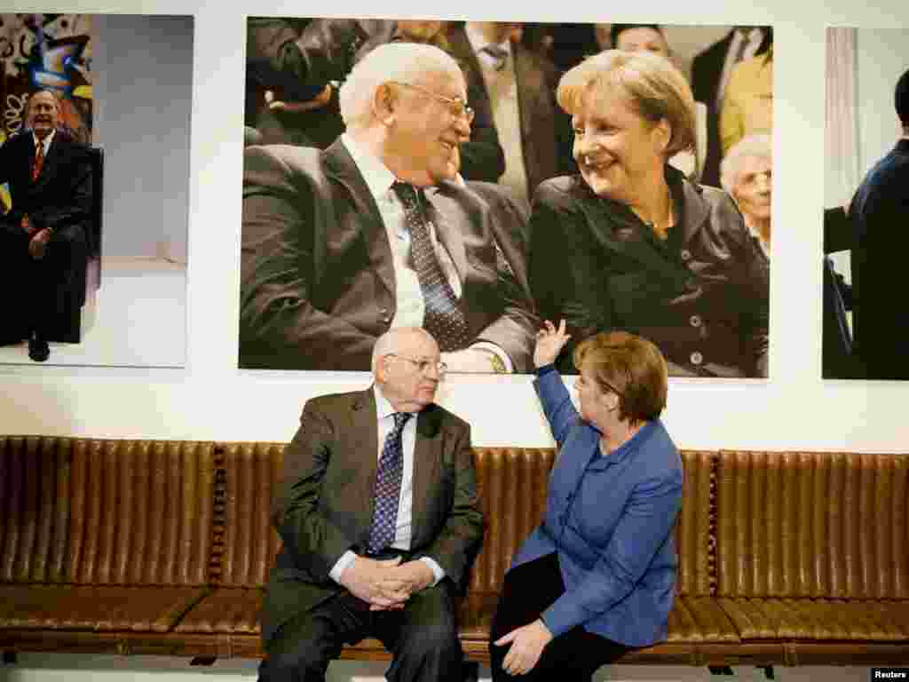 Михаил Горбачев с Ангелой Маркель на открытии выставки в честь его восьмидесятилетия в Берлине, 24 февраля 2011