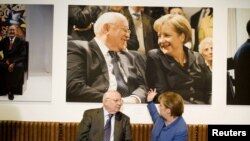 Angela Merkel și Mihail Gorbaciov la expoziția aniversară a fostului președinte sovietic, la Muzeul Kennedy din Berlin