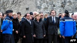 Франсуа Олланд, Анґела Меркель і Мар’яно Рахой неподалік місця катастрофи, 25 березня 2015 року