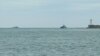 У входа в Севастопольскую бухту дежурят два военных корабля Черноморского флота (+фото)