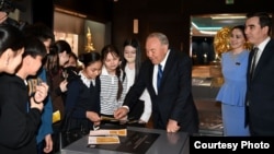Nursultan Nazarbaev attended an exhibition of artwork by talented Kazakh youths on April 19. 