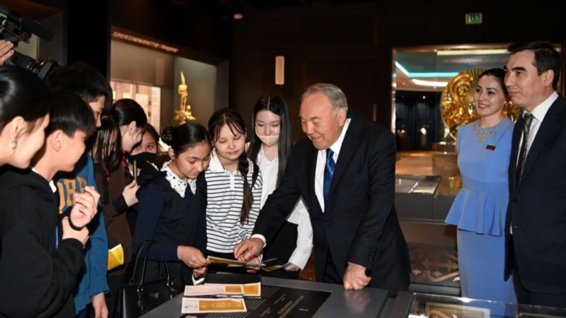 Назарбаев впервые за долгое время появился на публике. Он сходил на выставку в своем музее
