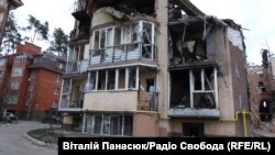 Зруйнований внаслідок російських обстрілів будинок в Ірпені. Фото ілюстративне 