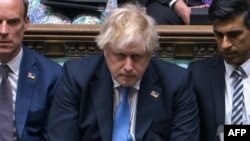 Boris Johnson bocsánatot kér pártja képviselőitől a partygate-botrány miatt Londonban 2022. április 19-én