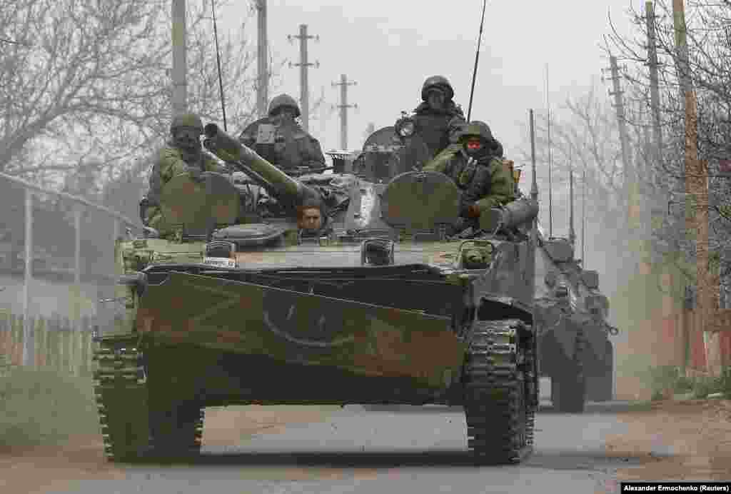 Oroszbarát szeparatista csapatok vonulnak páncélozott járműveikkel Mariupol közelében április 17-én