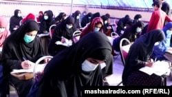 طالبان از بیش از دوسال به این سوی دختران بالاتر از صنف ششم مکتب را از آموزش منع کرده و در دسامبر سال 2022 دانشجویان دختر را هم از رفتن به پوهنتون ها منع کردند
