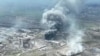 Дым поднимается над сталелитейным заводом «Азовсталь» в Мариуполе, Украина