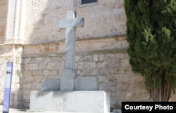 Крест у храма в поселке Чинчон под Мадридом, с которого в последние годы были сняты фамилии погибших священников.
