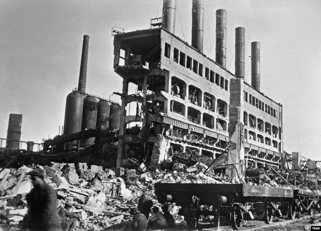 Një pjesë e fabrikës Azovstal e fotografuar më 1943, pasi u shkatërrua nga forcat naziste gjatë tërheqjes së tyre nga Mariupoli.