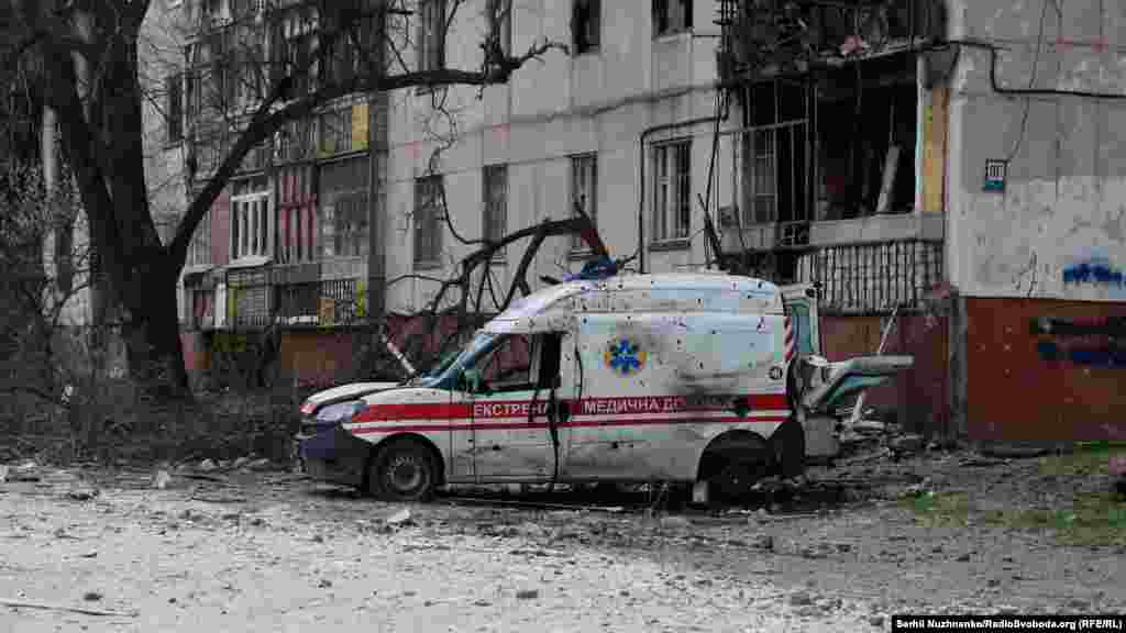 Автомобіль швидкої допомоги знищений обстрілами російських військових на вулиці Сєвєродонецька, 16 квітня 2022 року&nbsp;