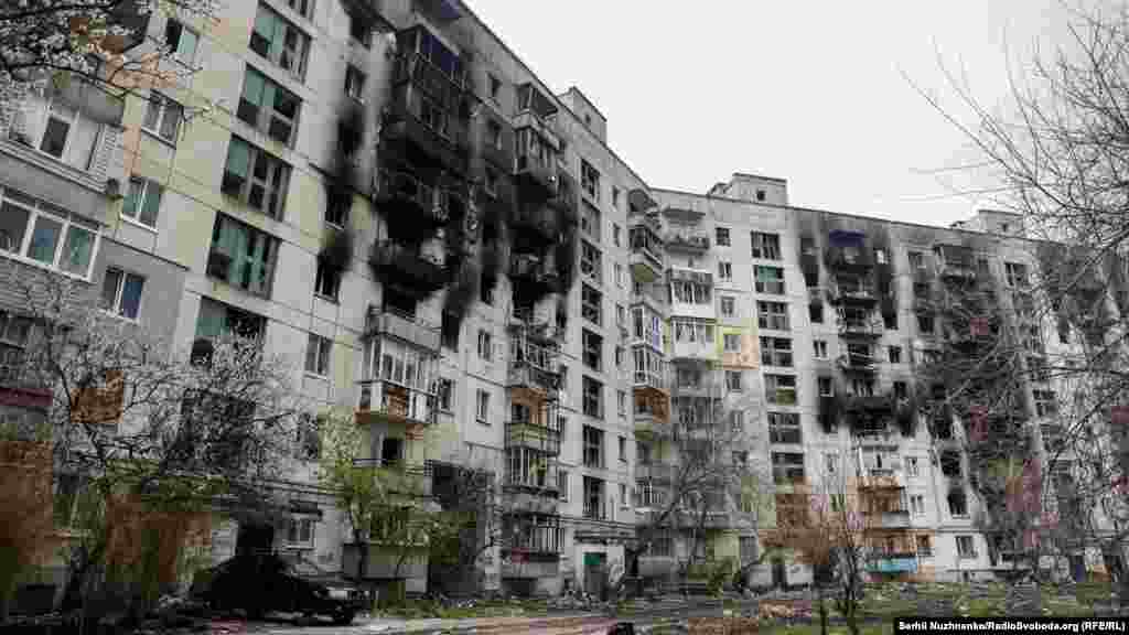 Пошкоджені російськими обстрілами багатоквартирні житлові будинки Сєвєродонецька, 16 квітня 2022 року&nbsp;
