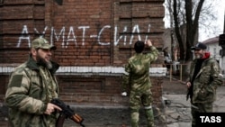 Бойцы батальона "Ахмат" на одной из улиц Мариуполя. Фото государственного агентства ТАСС