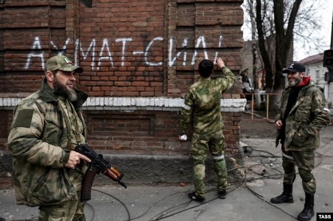Государственное агентство ТАСС заявляет, что это фото с чеченскими военными снято в Мариуполе 17 апреля