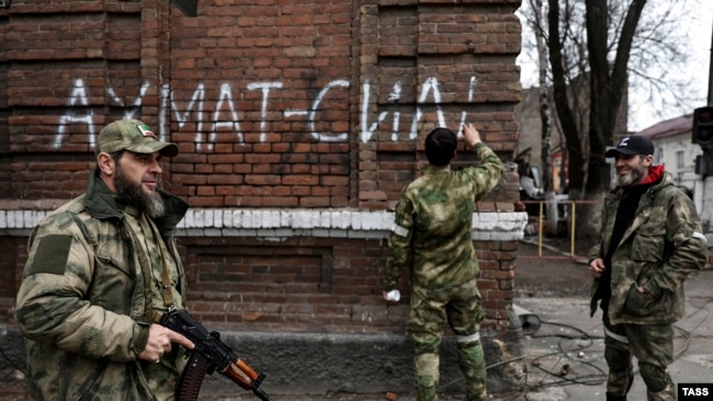 Бойцы батальона "Ахмат" на одной из улиц Мариуполя. Фото государственного агентства ТАСС