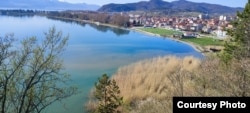 Водите на Охридското Езеро кај населбата Грашница се загадени до фекалии од канализација.
