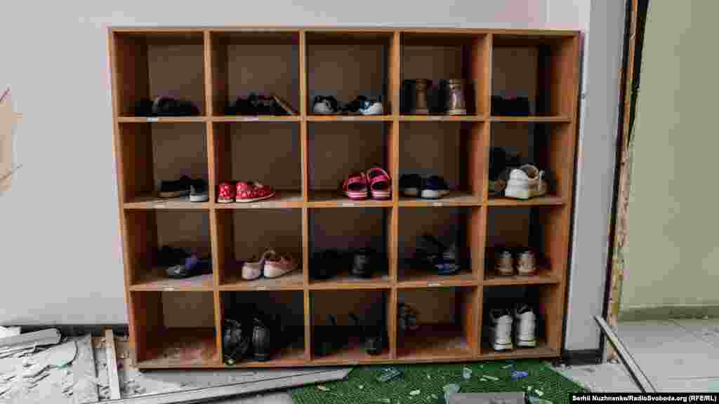 Шафа з дитячим взуттям у пошкодженому обстрілами збройних сил РФ дитячому садочку в Сєвєродонецьку, 16 квітня 2022 року&nbsp;