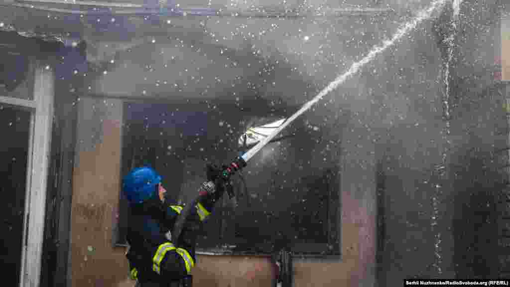 Пожежники гасять займання на ринку в Лисичанську після обстрілу збройними силами РФ. 16 квітня 2022 року&nbsp;