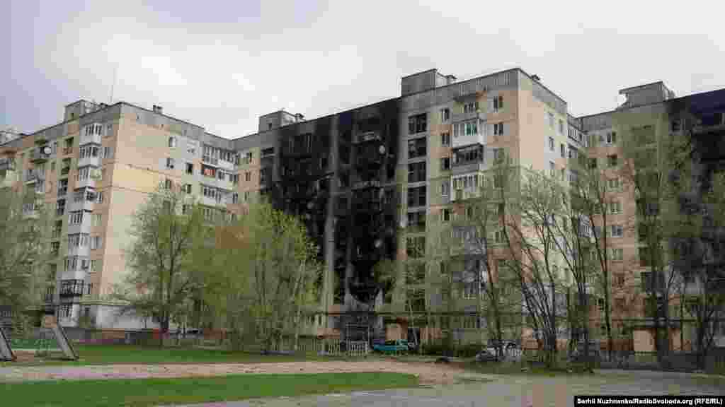 Пошкоджені багатоквартирні житлові будинки обстрілами збройних сил РФ в Сєвєродонецьку, 16 квітня 2022 року&nbsp;