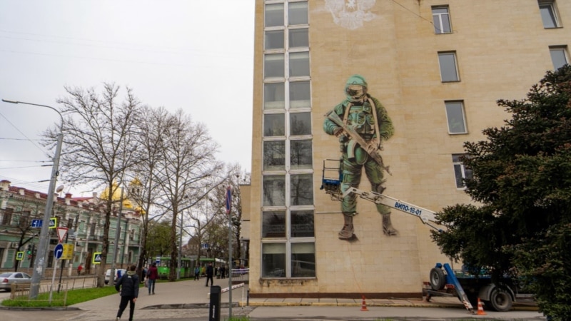 На Симферопольском главпочтамте появились граффити с изображением российского солдата и символа «Z»
