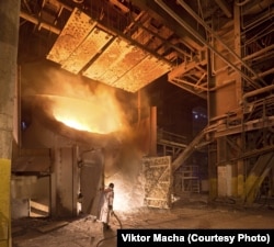 Egy munkás az Azovstal acélműben