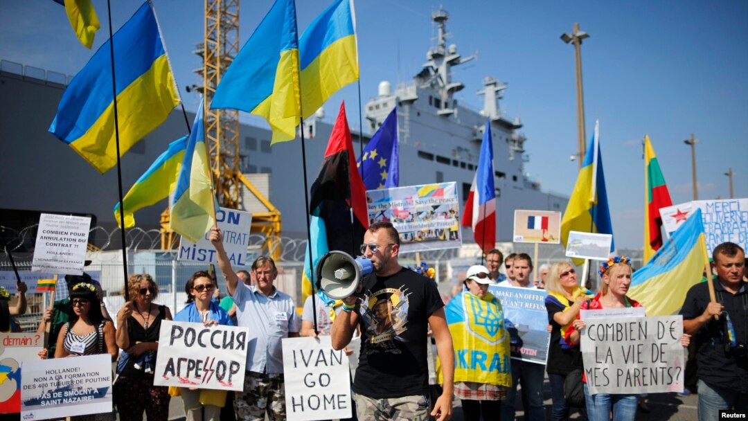 Демонстрация протеста у места швартовки первого вертолетоносца класса "Мистраль" 