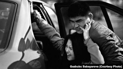 Үйдегі қыздар мен еркектердің жеке суреттері