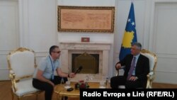 Presidencë, foto gjatë intervistës për Radion Evropa e Lirë