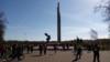 "Упал первый солдат". В Риге сносят памятник советским воинам