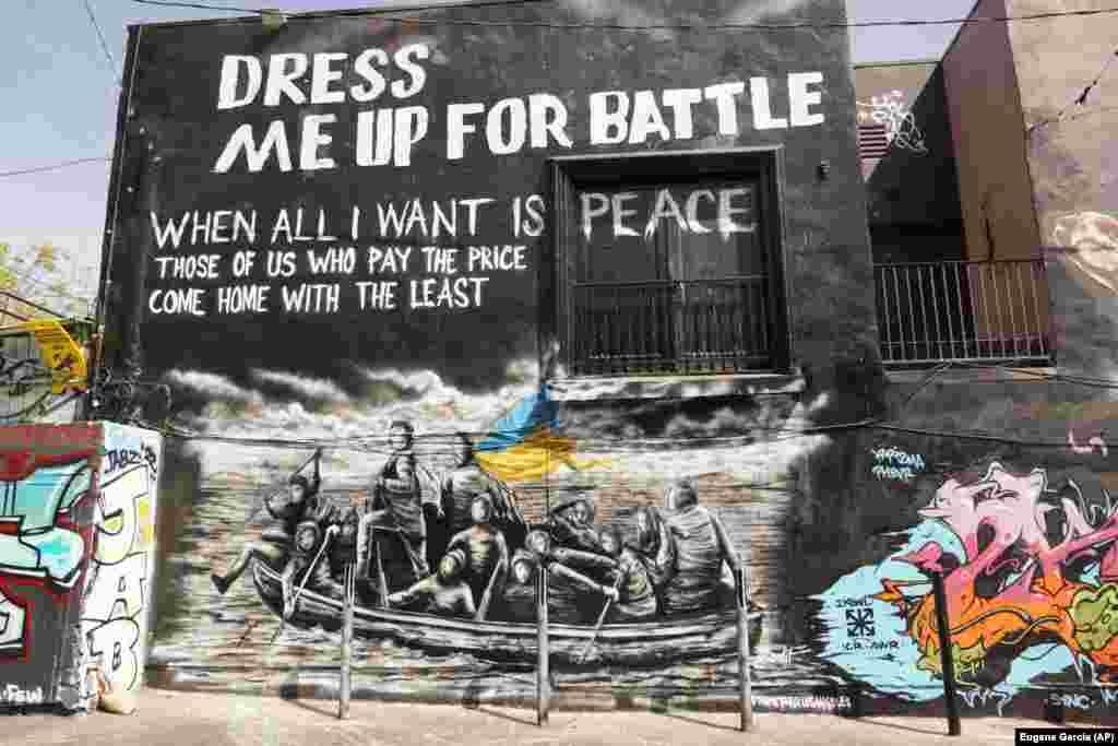 O pictură murală intitulată Dress Me Up for Battle, realizată de artistul stradal Bandit din Los Angeles, pe 21 martie. Bandit, care se concentrează în mod normal pe problemele nativilor americani, a detaliat modul în care această piesă este un spin-off al picturii Emanuel Leutze cu George Washington traversând râul Delaware cu Armata continentală în 1776. După cum afirmă pe pagina sa de Instagram: &bdquo;Îmi place mai mult această nouă versiune. Suntem alături de Ucraina&rdquo;.&nbsp;