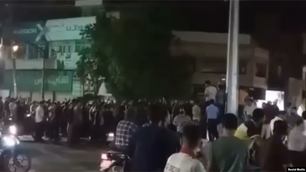 از معدود تصاویر منتشرشده در شبکه‌های اجتماعی که گفته می‌شود مربوط به اعتراضات خوزستان است