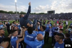Привърженици и футболисти на "Левски" хвърлят във въздуха Станимир Стоилов след края на финала за Купата на България, 15 май 2022 г.