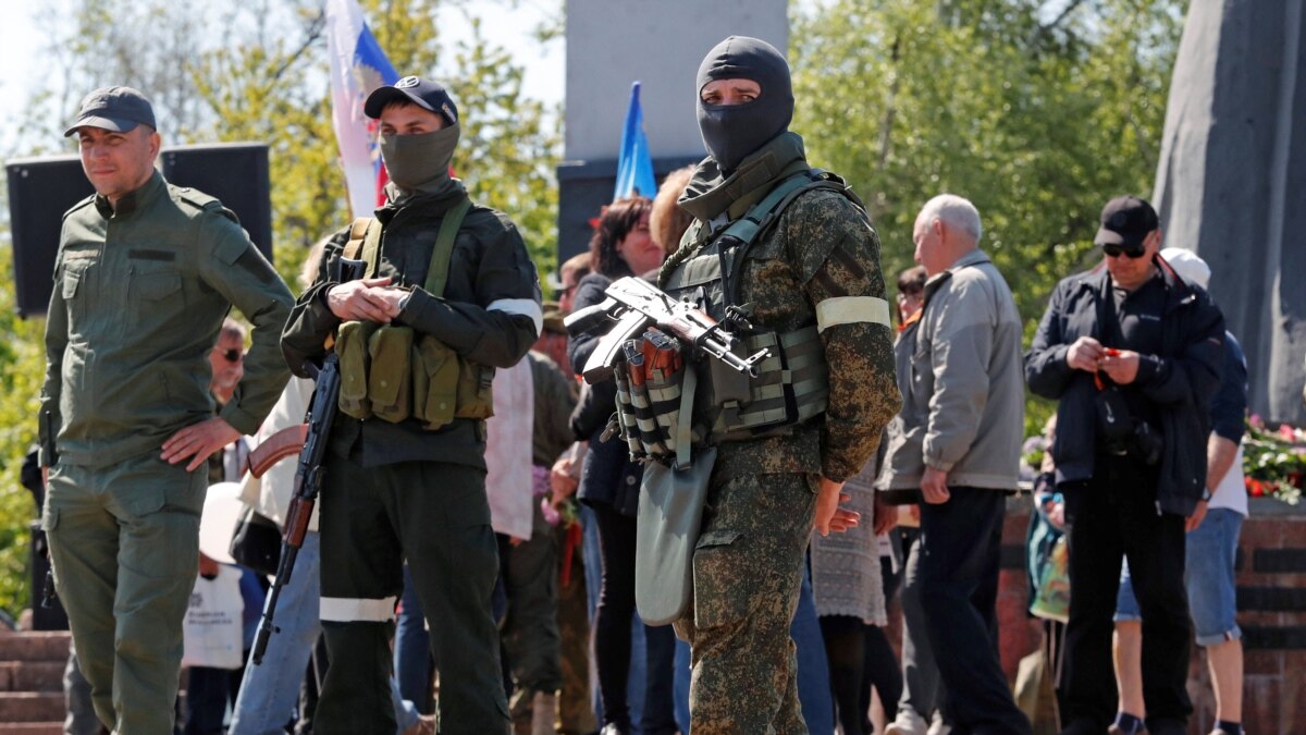 Nogurušie iedzīvotāji skatās uz okupēto Mariupoli, kad Krievija svin Uzvaras dienu