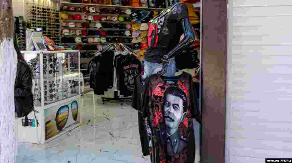 В &laquo;пляжном&raquo; бутике продают футболки с портретом советского диктатора Сталина