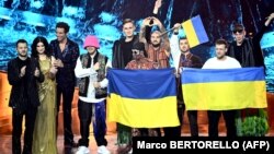 Ukrajinski bend "Kaluš orkestar" po proglašenju pobede na takmičenju za pesmu Evrovizije u Torinu, Italija, 14. maj 2022.