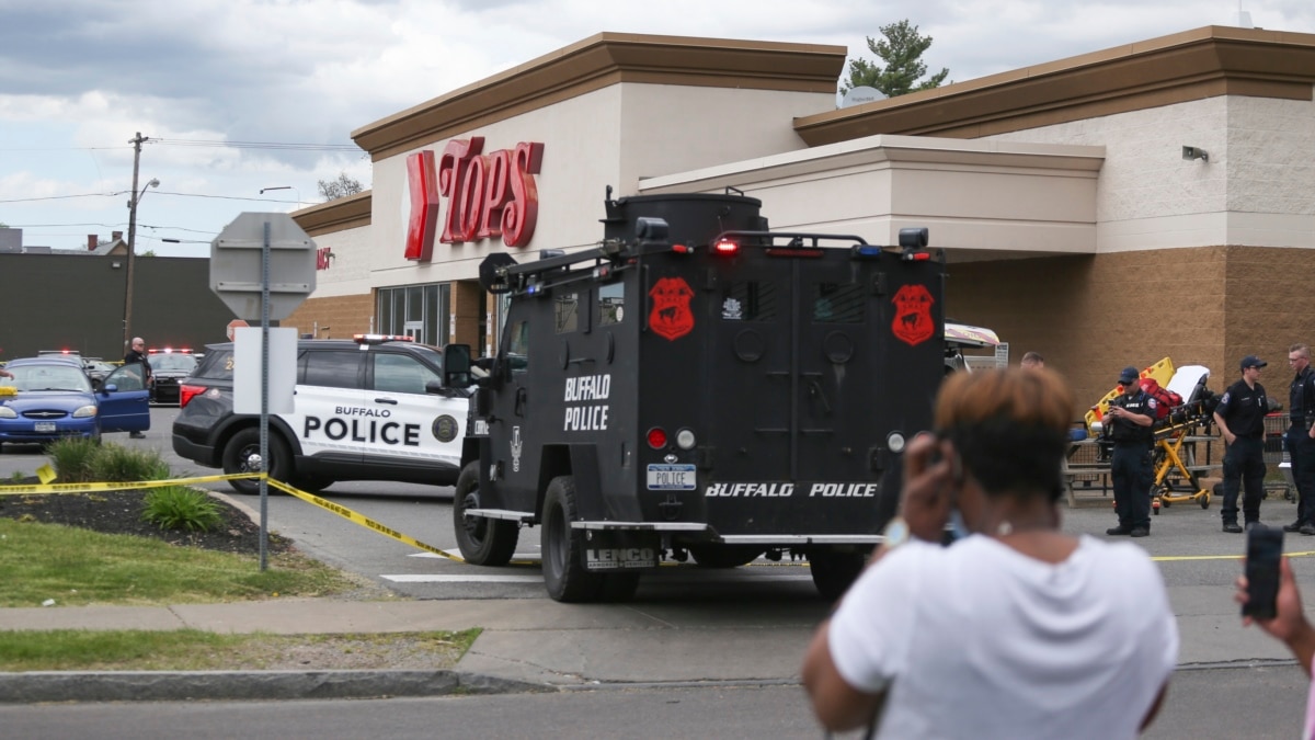 Десет души бяха убити и трима бяха ранени при стрелба