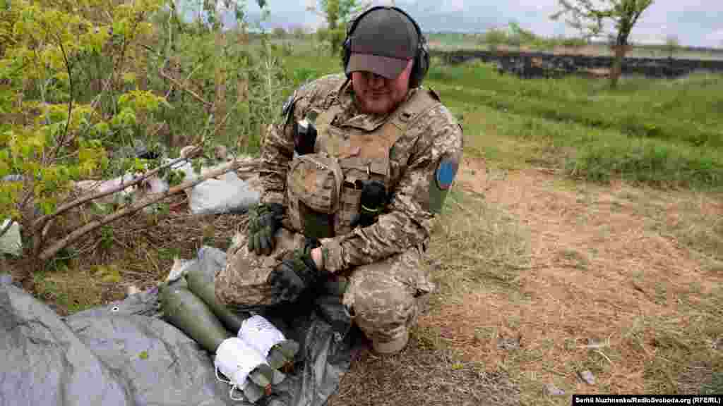 Українські військові готують мінометні снаряди