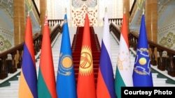 Флаги Армении, Беларуси, Казахстана, Кыргызстана, России, Таджикистана и ОДКБ