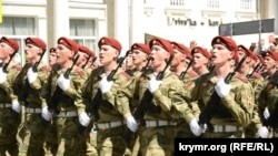 Подростки в военной форме на параде в Севастополе 9 мая, иллюстрационное фото