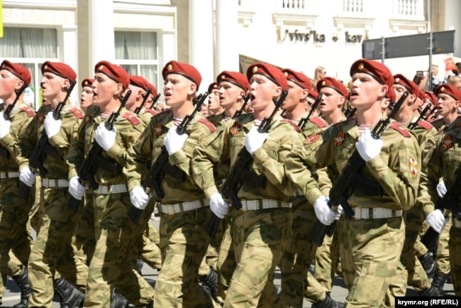 Колона «юнармійців» на параді на честь 9 травня, який у Росії називають «Днем перемоги», в Севастополі. Крим, 2022 рік