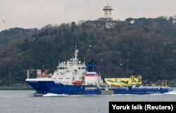 Nava de sprijin logistic Vsevolod Bobrov a Flotei Marinei Ruse din Marea Neagră navighează în Bosfor, 7 ianuarie 2022.