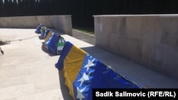 Tabuti četiri žrtve ratnih zločina spremni za ukop, Bratunac, BiH, 12. maj 2022.