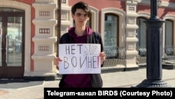 Iskander Gabrakhmanov protestează în Kazan împotriva războiului din Ucraina pe 9 mai anul trecut. 